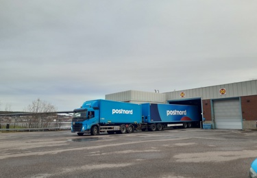 PostNord-lastbil vid lastkaj.