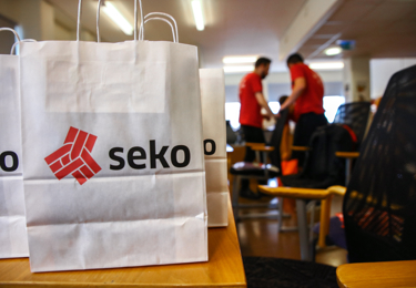 Sekos avtalssekreterare Ulrika Nilsson skrattar på en bild tillsammans med en medlem på spårtrafik