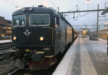 SJ tåg vid Hallsbergs station