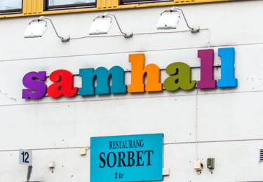 Skylt föreställandes Samhalls logo.