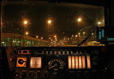 En lokförares instrumentpanel nattetid.