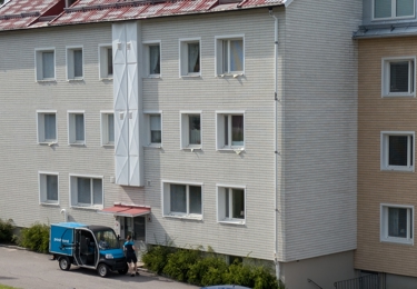 Litet postfordon utanför bostadshus