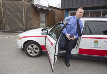 Man kliver ur en bil