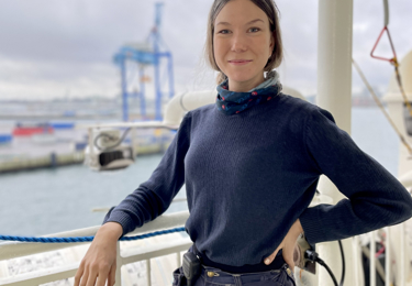 Ung kvinnlig medlem från Seko sjöfolk ombord på sin arbetsplats.