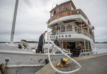 Fartyget Nordskär från Blidösundsbolaget lägger till.