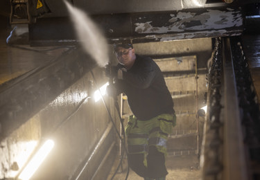 En Seko-medlem inom trafik hukar och sprutar vatten mot fotografen.