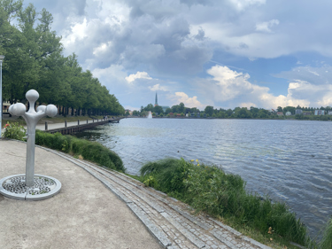 Vy över vattendrag i centrala Växjö.