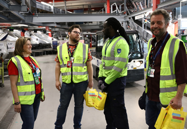 Två Seko-medlemmar på Anicura djursjukhus lutar sig mot varandra och ler in i kameran.