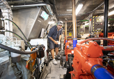 Medlem av Seko sjöfolk i motorrummet ombord på Blidösundsbolaget.