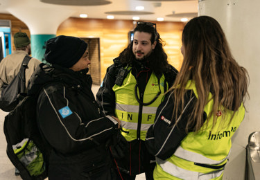Tre Seko-medlemmar, två i varselvästar och en i SL-jacka, i samspråk på T-Centralen i Stockholm.