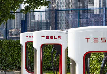 Närbild av en Tesla-laddstation.