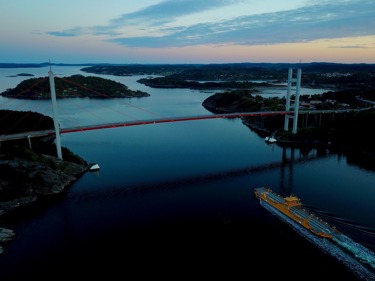 Vägfärjan Saturnus under Tjörnbron