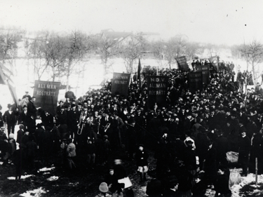 Många hundra demonstranter i Kiruna 1902 fotograferade snett från ovan.