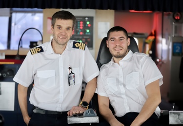 Två Seko-medlemmar inom Sjöfolk iklädda sina uniformer.