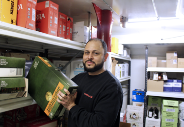 Medlem i Seko sjöfolk som arbetar ombord på lagret på Viking Line