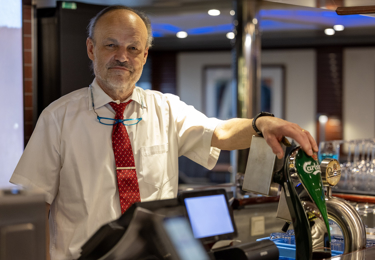 En av Seko sjöfolks medlemmar, här på sin arbetsplats i baren ombord på en av Stena Lines fartyg.