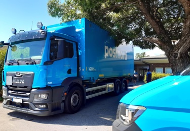 Två postnord-fordon