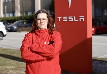 Sekos avtalssekreterare Ulrika Nilsson utanför Tesla