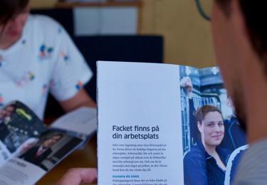 Två förtroendevalda i Seko studerar varsin broschyr