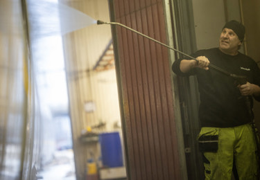 Seko-medlem jobbar med att rengöra ett tåg.