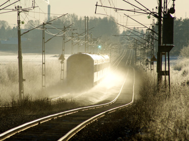 Tåg på linjen en kylig vinterdag.