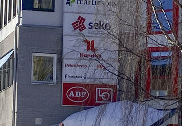 Sekos logga utanför Södra Ersmarksgatan i Umeå