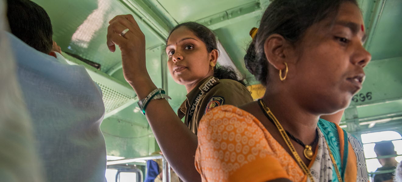 Kvinnlig busskonduktör i Indien